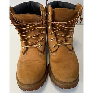 Vintage Timberland Classic wheat nubuck 6-inch boots. Size 8.